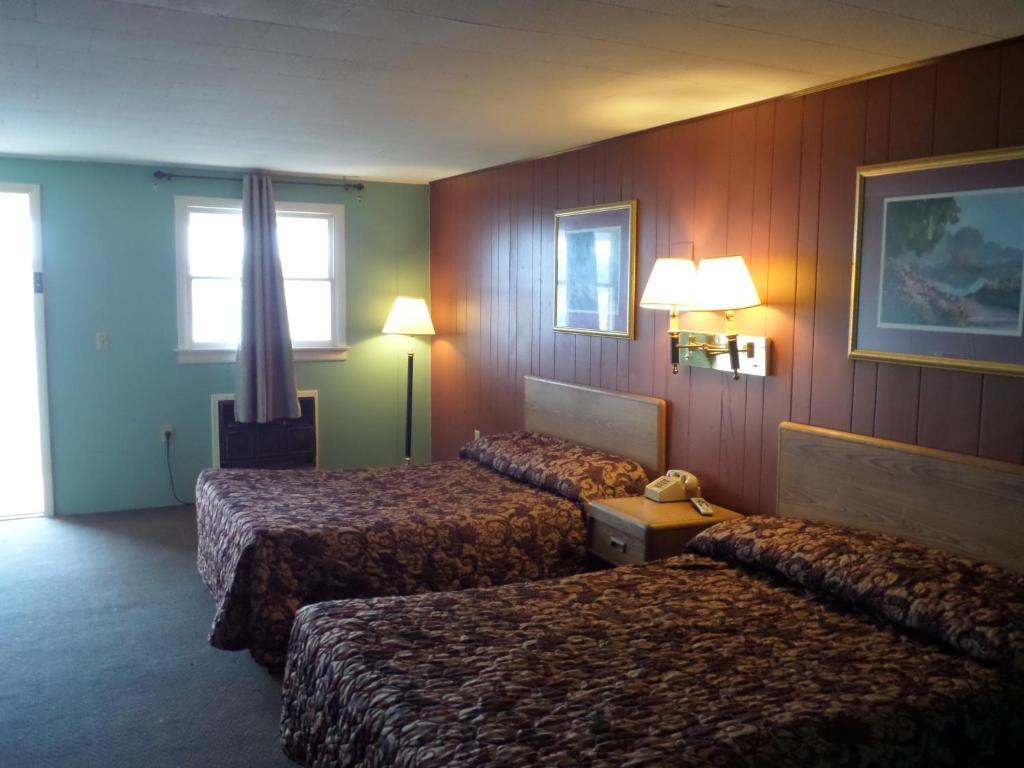 Cadillac Motel Palmyra Room photo